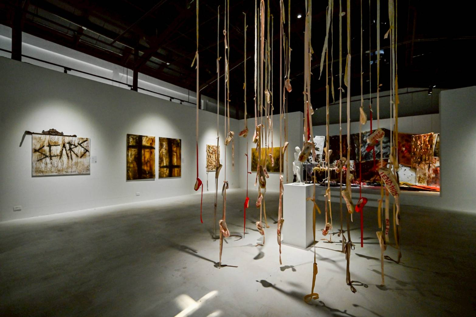 “Ballerina’s Sin” นิทรรศการเดี่ยวโดย “แพน – อมรรัตน์ เจนพานิชการ” ศิลปินรุ่นใหม่ผู้สร้างสรรค์ผลงานเข้มข้นสะเทือนอารมณ์ และตั้งคำถามต่อความสมบูรณ์แบบของมนุษย์ผ่านงานศิลปะ