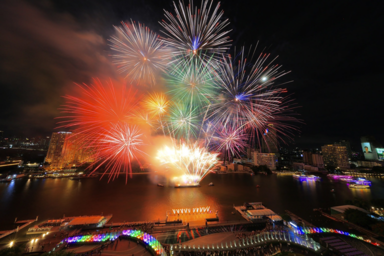 สะกดสายตาชาวโลก! ไอคอนสยาม ปิดฉาก Pride Month สุดอลังการ สร้างปรากฏการณ์ “การแสดงโดรนและพลุสีรุ้ง” เหนือแม่น้ำเจ้าพระยา ประกาศศักยภาพไทย พร้อมเจ้าภาพ World Pride 2030