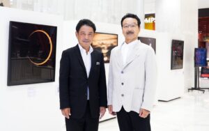 ปักหมุดนิทรรศการศิลปะห้ามพลาด! “Between Sun and Moon” ภาพถ่ายสะท้อนแสงและกาลเวลา โดย “โคชู เอ็นโดะ” ศิลปินภาพถ่ายญี่ปุ่นชื่อดัง เจ้าของผลงานในพิพิธภัณฑ์ระดับโลก LACMA เปิดชมฟรี 5 – 31 สิงหาคม 2569 ชั้น M สยาม ทาคาชิมายะ ณ ไอคอนสยาม